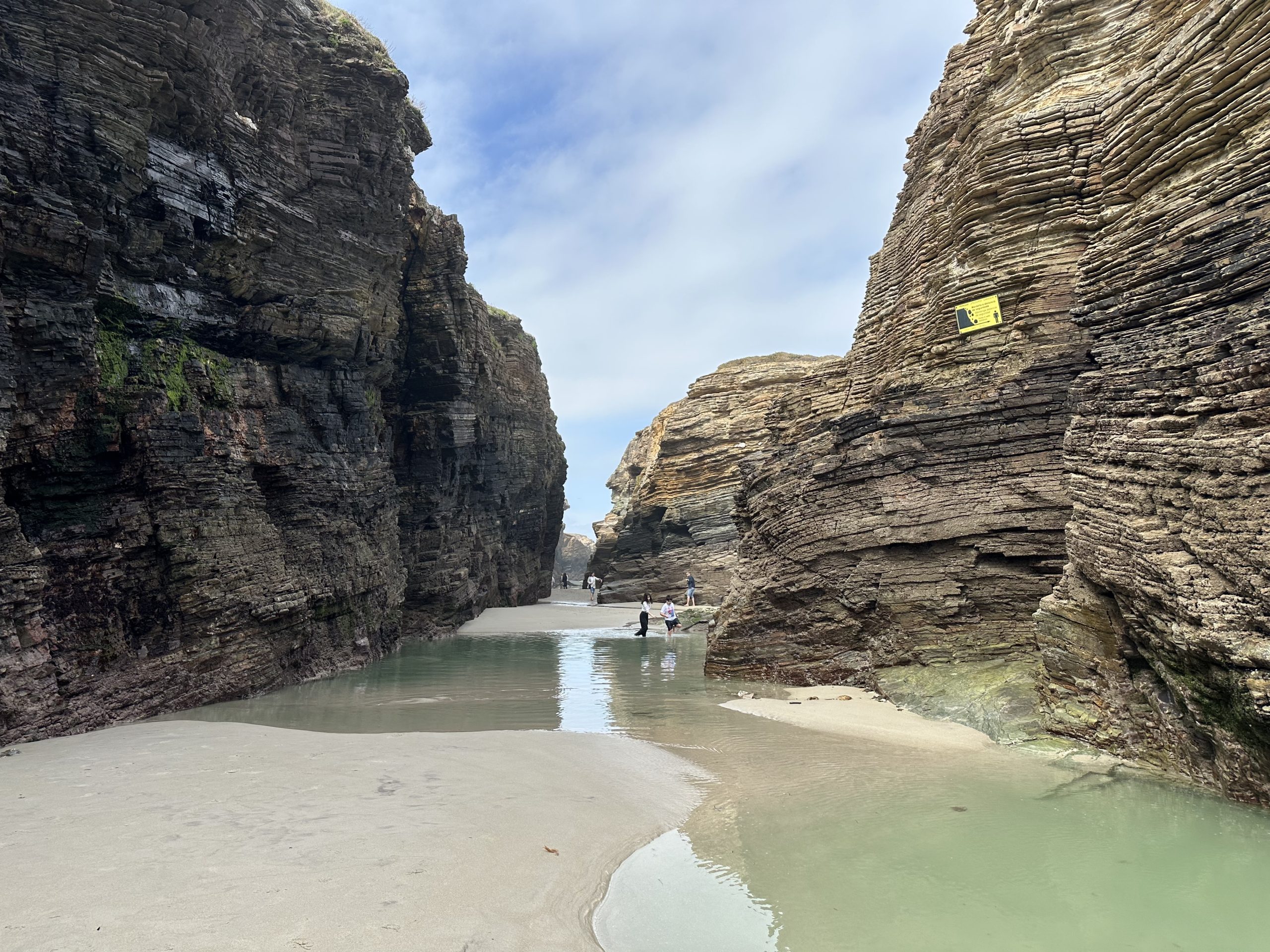 Playa de las Catedrales en Ribadeo con acantilados de roca y arena durante la marea baja