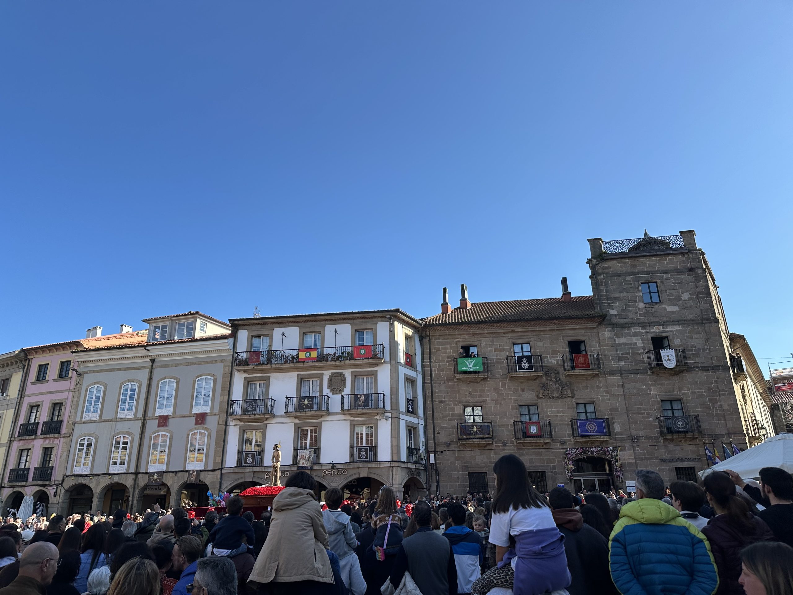 Plaza de España de Avilés con el Ayuntamiento y ambiente en el casco histórico