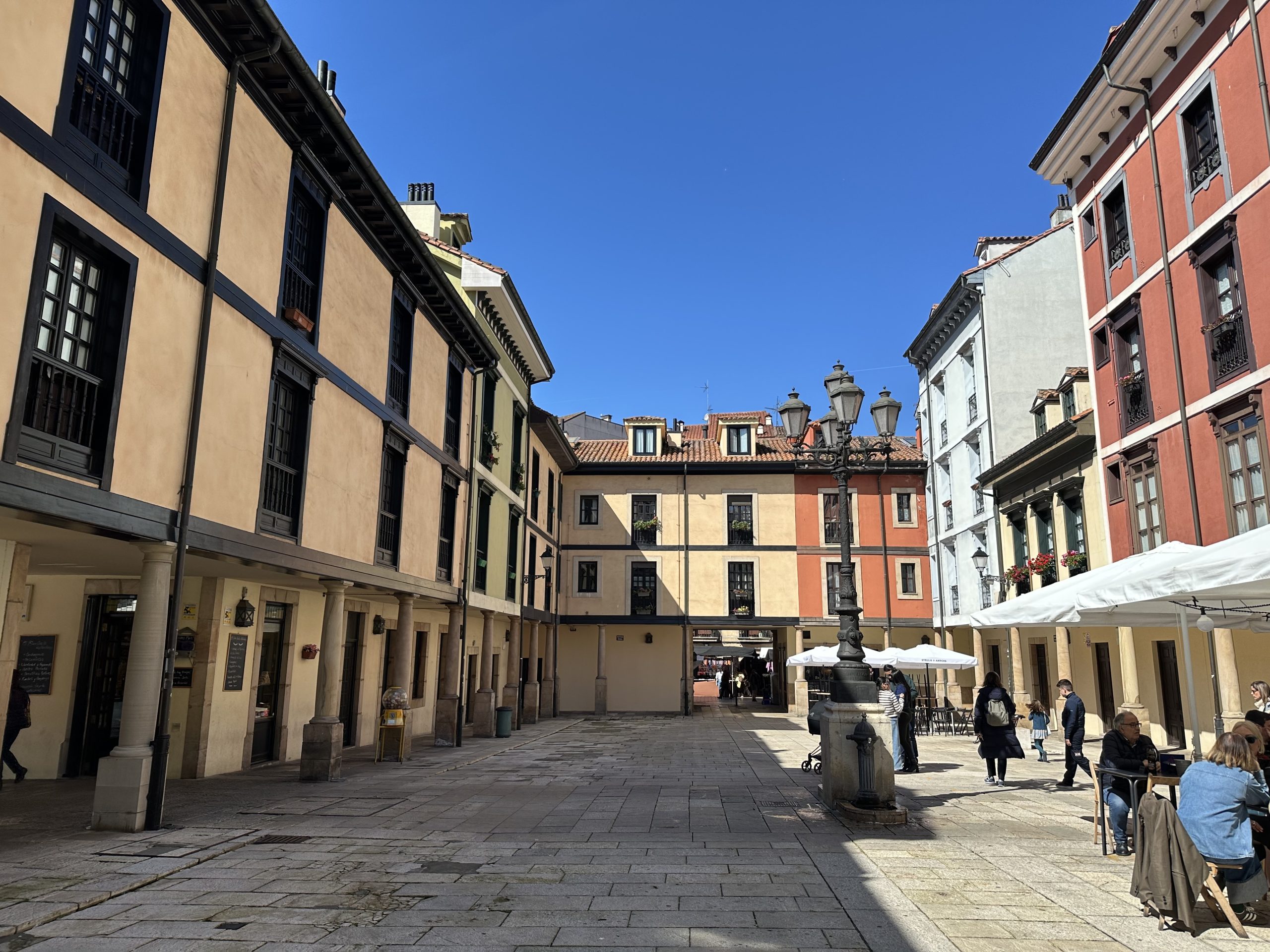 Plaza de Trascorrales en Oviedo con edificios de colores y terrazas