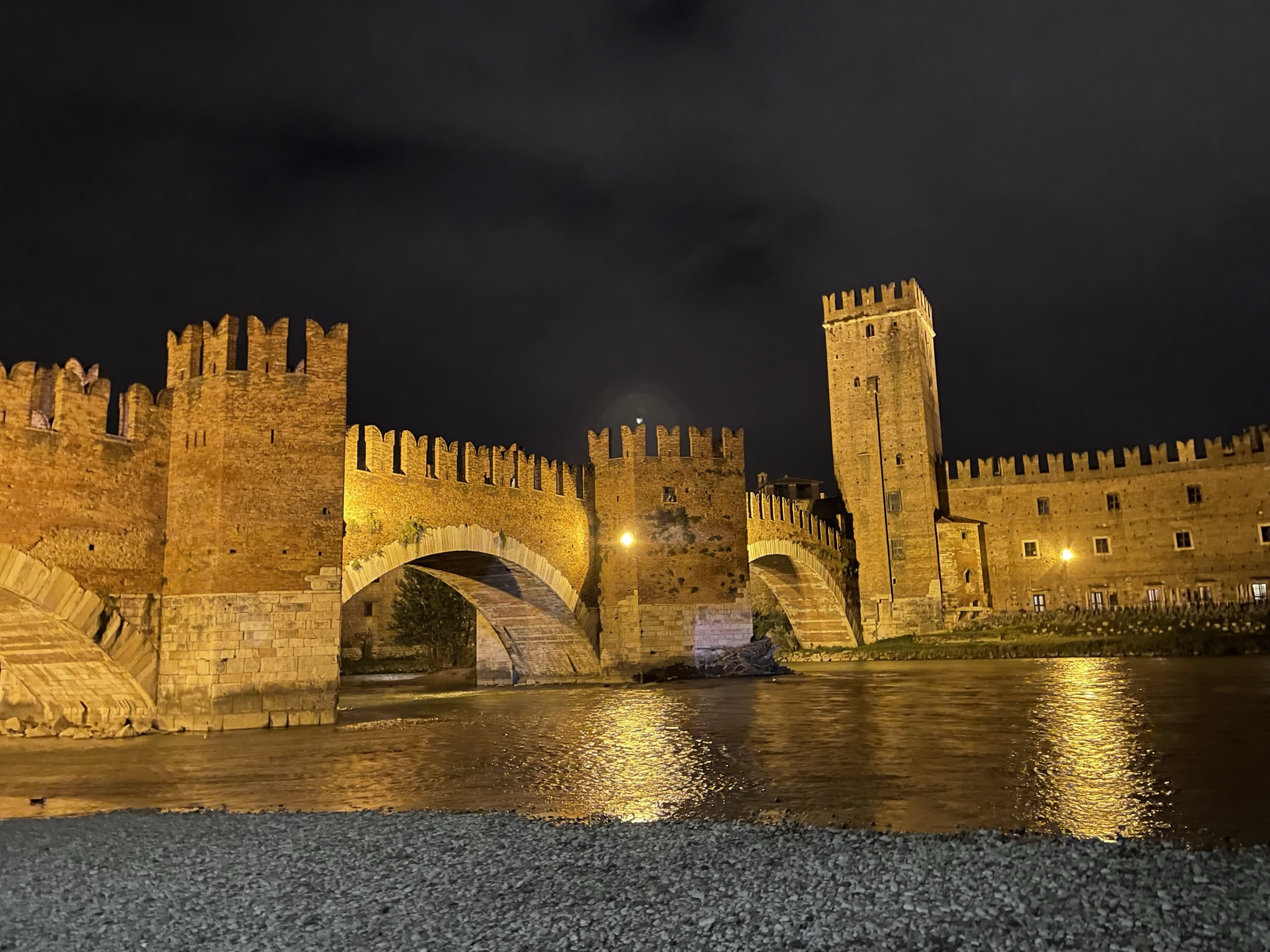 Ponte di Castelvecchio iluminado de noche sobre el río Adigio en Verona.