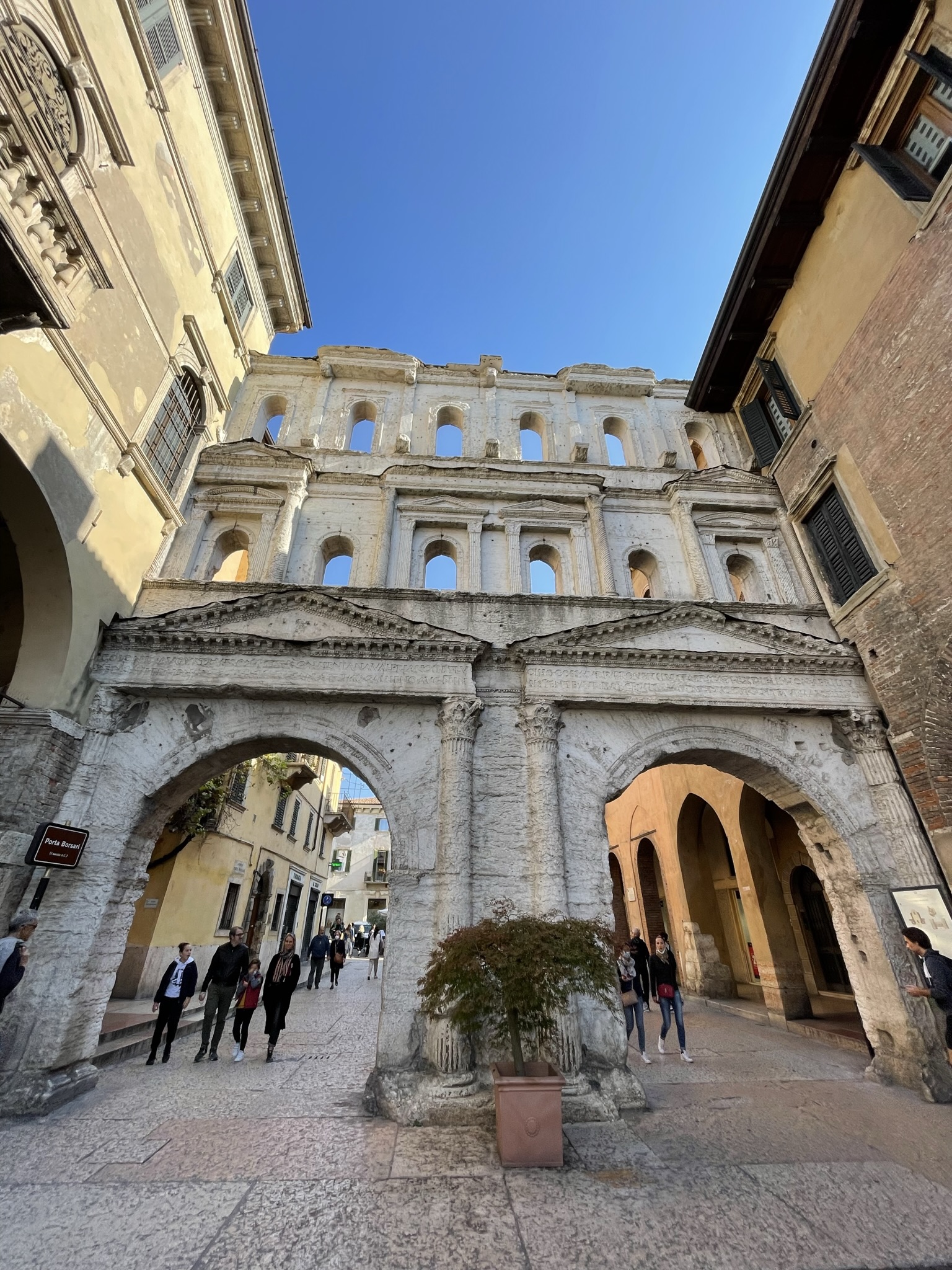 Porta Borsari en Verona, antigua puerta romana de entrada a la ciudad.