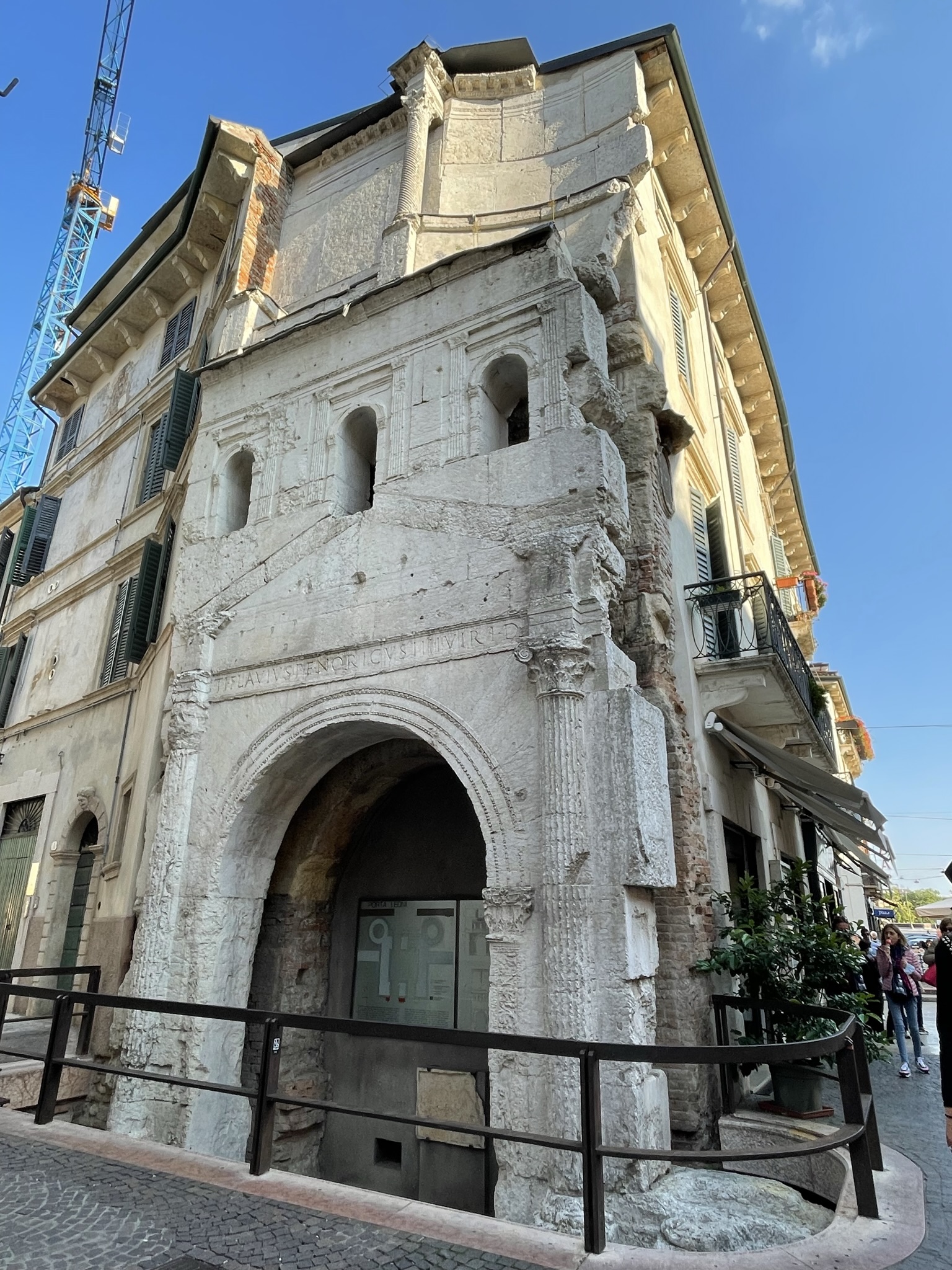 Restos de Porta Leoni en Verona, una antigua puerta romana situada en el centro histórico de la ciudad.