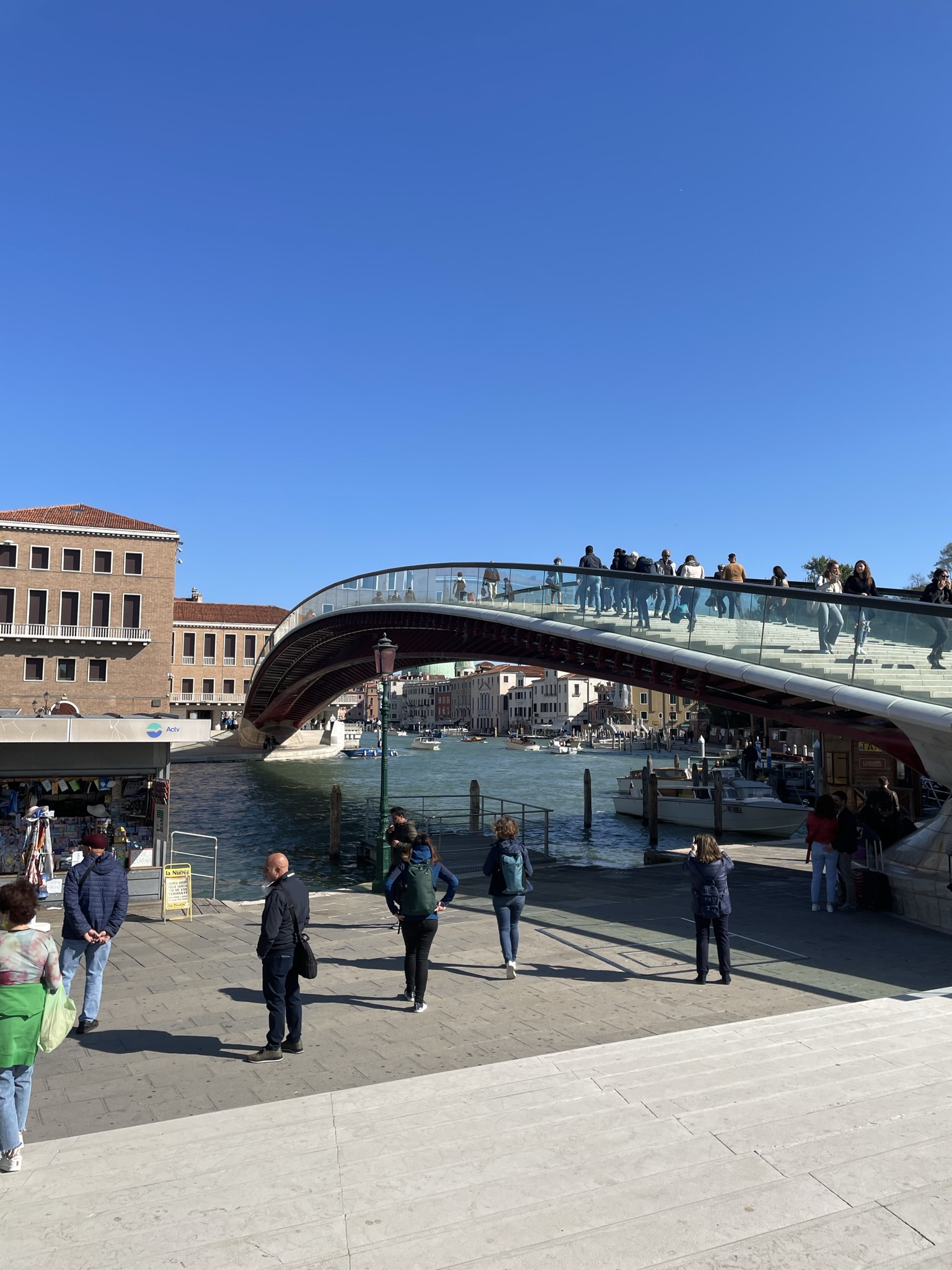 Puente de la Constitución en Venecia, puente moderno de cristal sobre el Gran Canal junto a Piazzale Roma.
