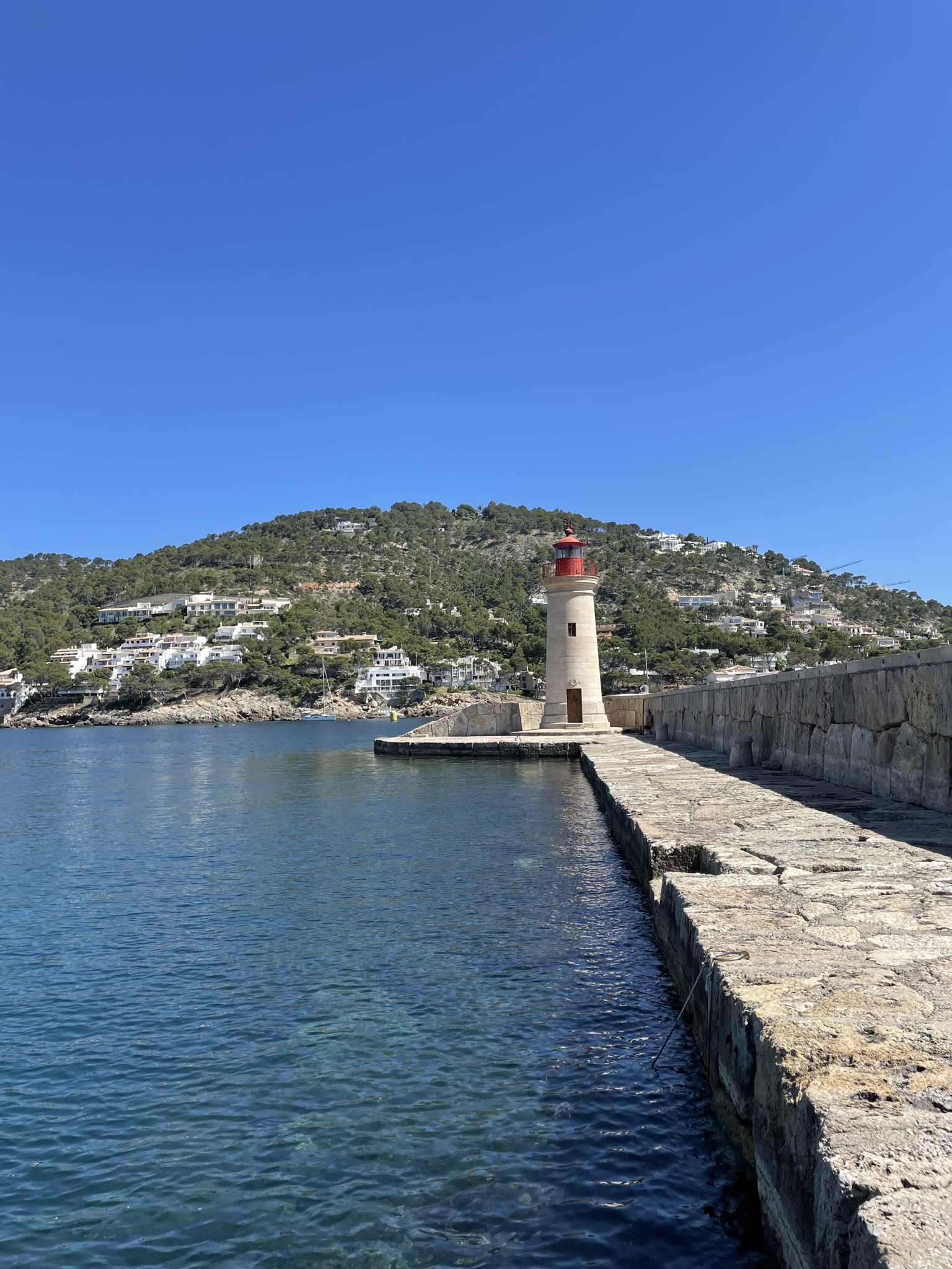 Puerto de Andratx faro en Mallorca junto al mar y casas sobre la montaña