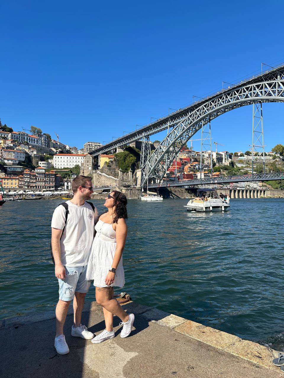 Pareja en la Ribeira de la zona de Gaia con puente Dom Luis I