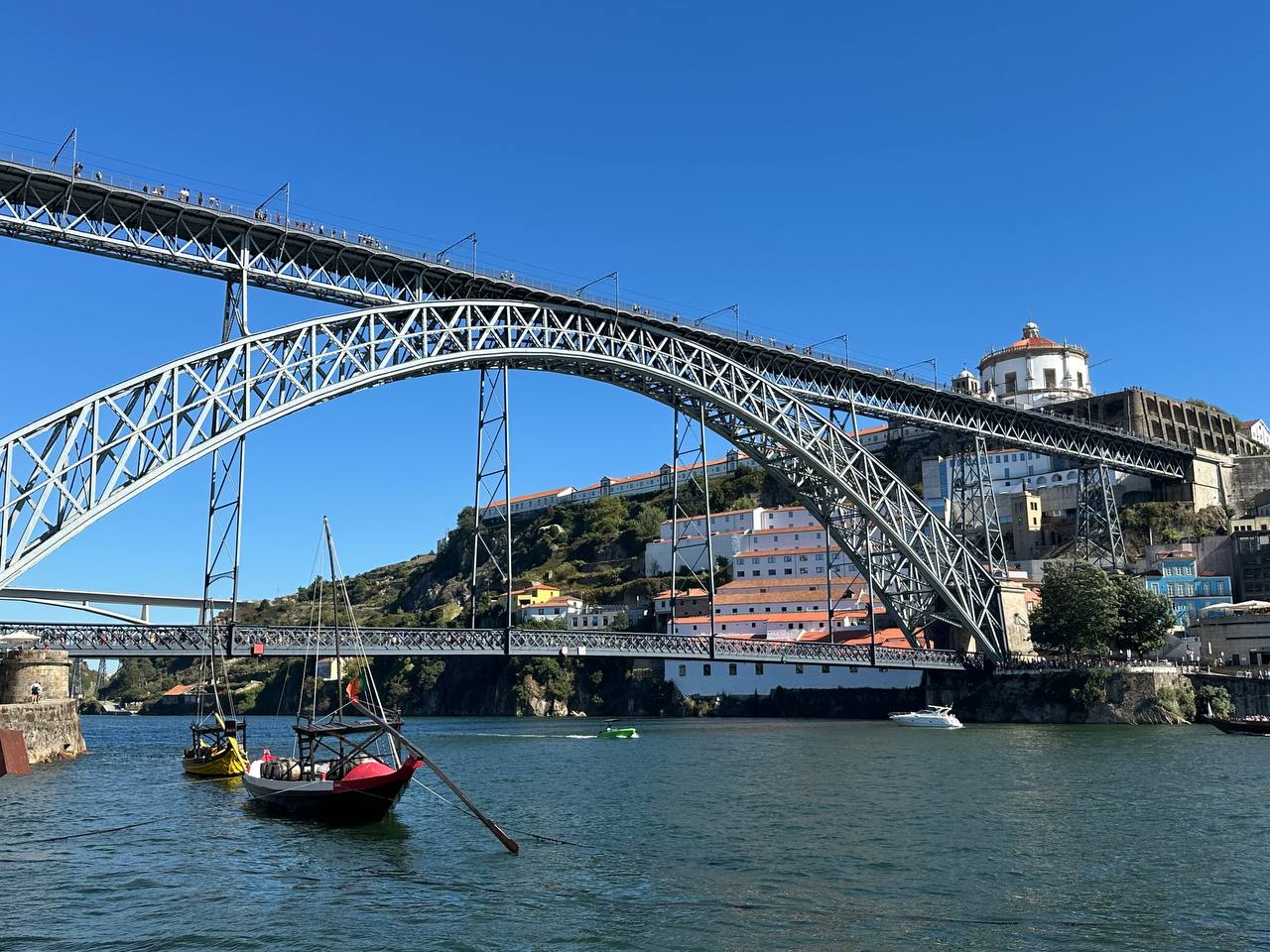 Ribeira do Douro con puente Dom Luis I y barco al fondo