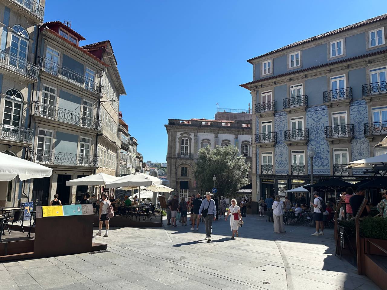 Rua das flores en día soleado y con ambiente
