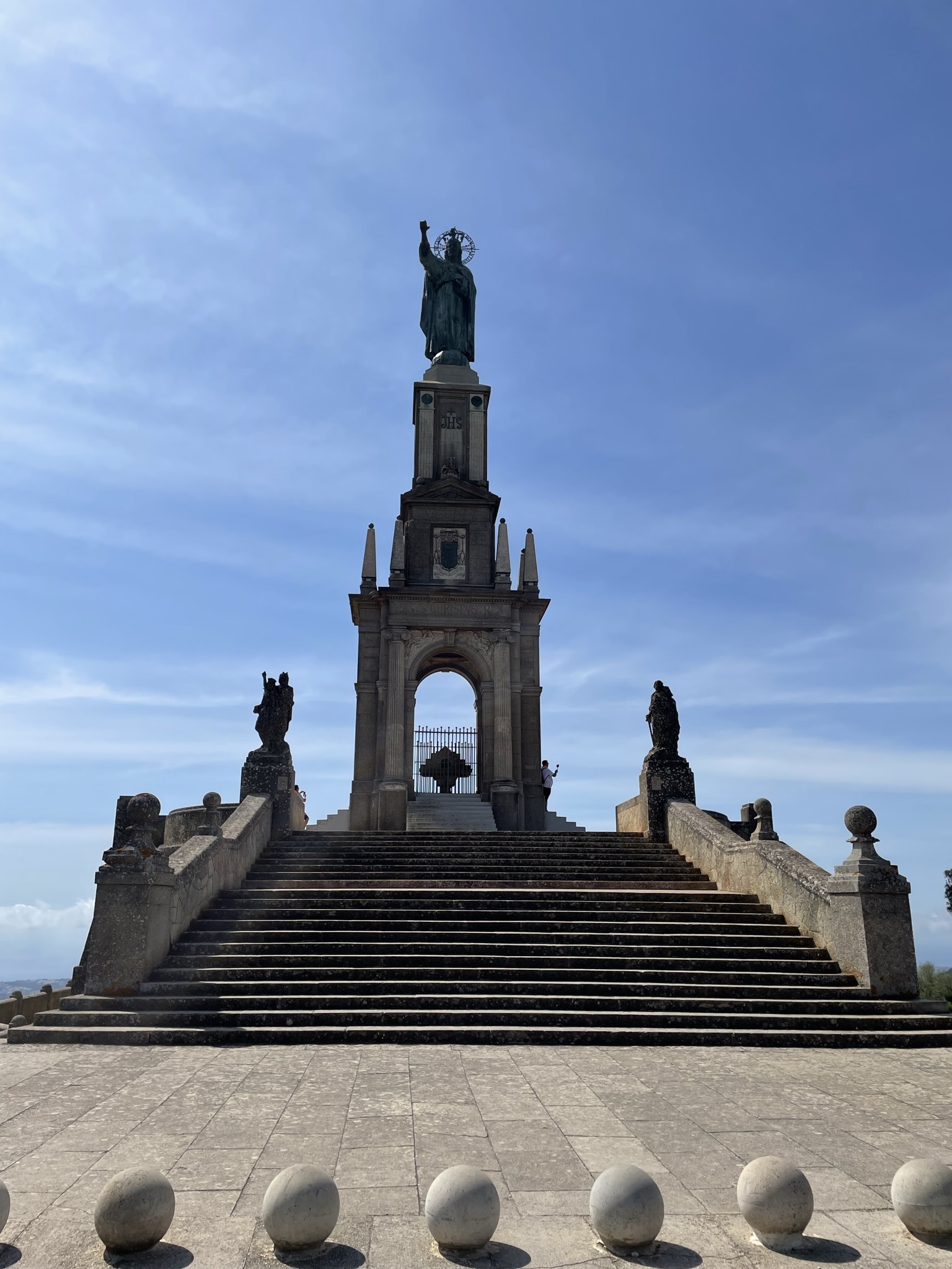 Sant Salvador escalinata del Santuari en Mallorca con monumento en lo alto