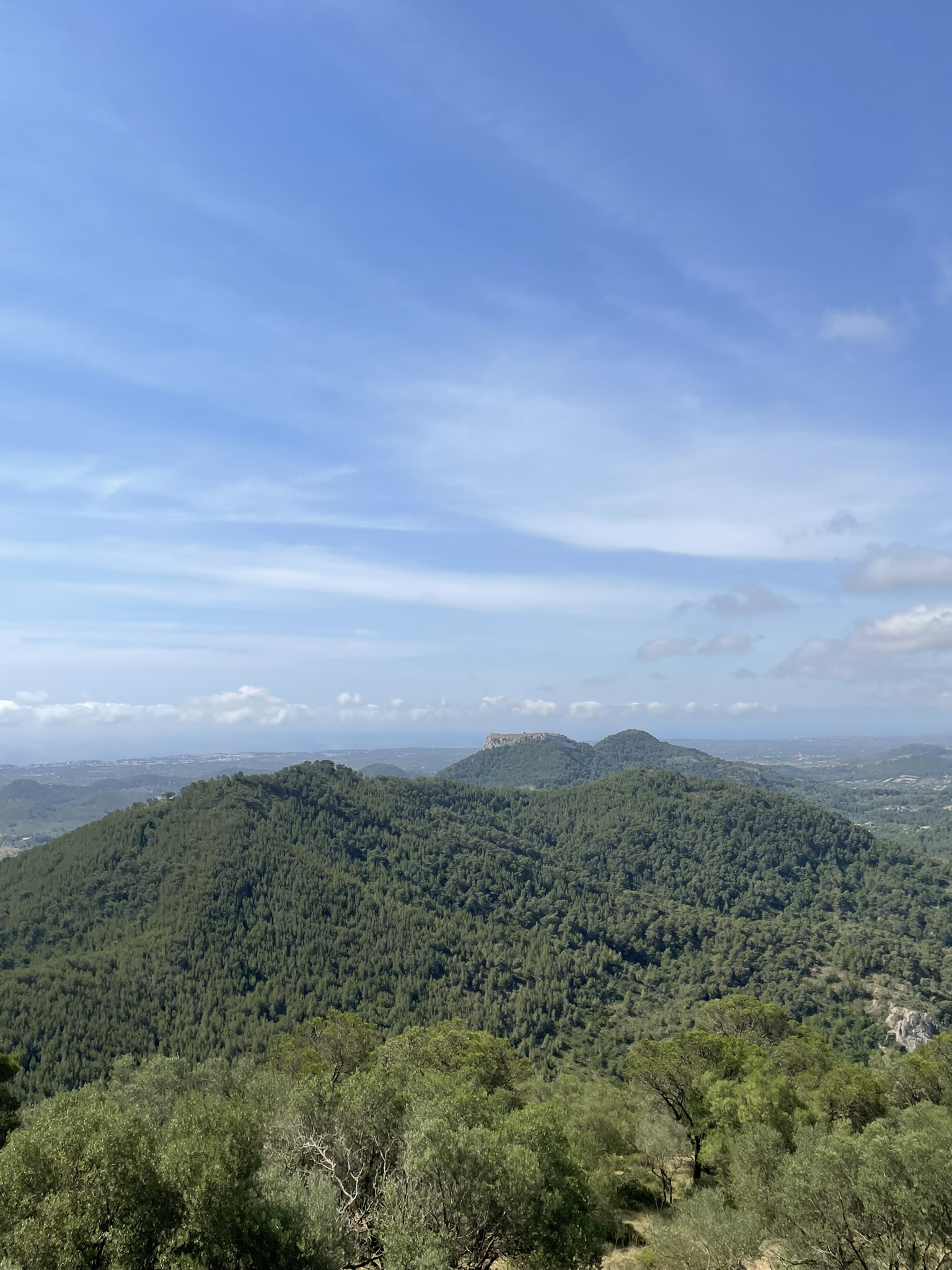 Sant Salvador vistas en Mallorca con montañas y paisaje verde
