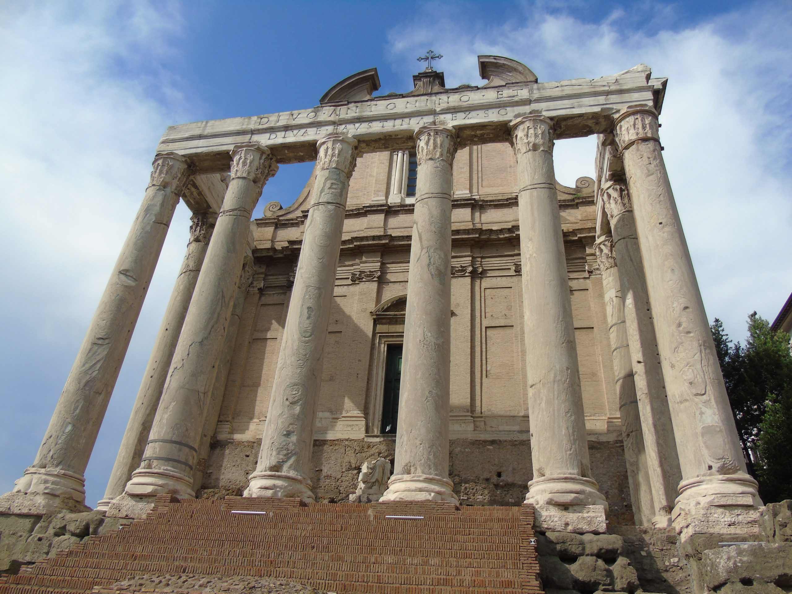 Columnas del Templo de Antonino y Faustina en el Foro Romano de Roma.