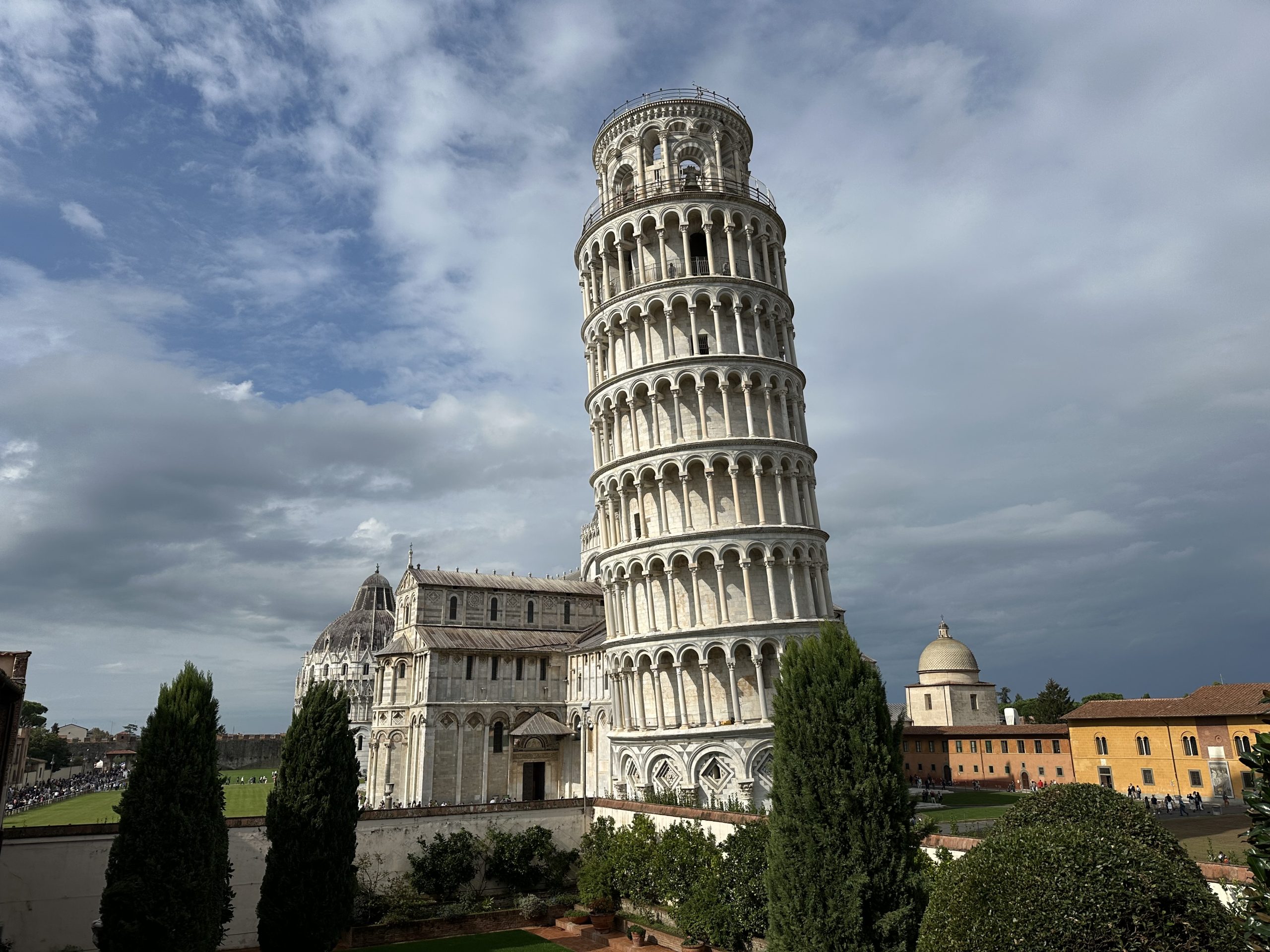 Torre Inclinada de Pisa con la Catedral y el Baptisterio en la Piazza dei Miracoli.