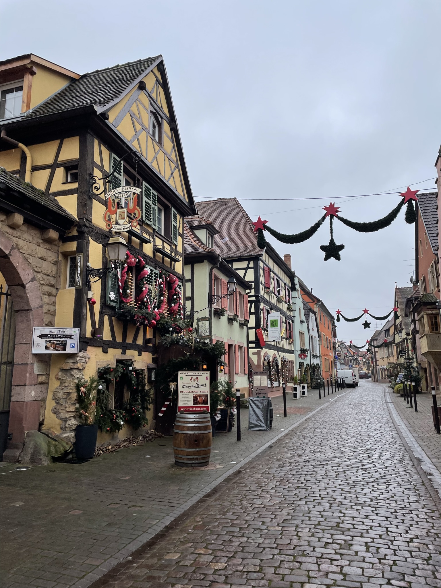 Calle de Turckheim con casas de colores, fachadas entramadas y adornos de Navidad