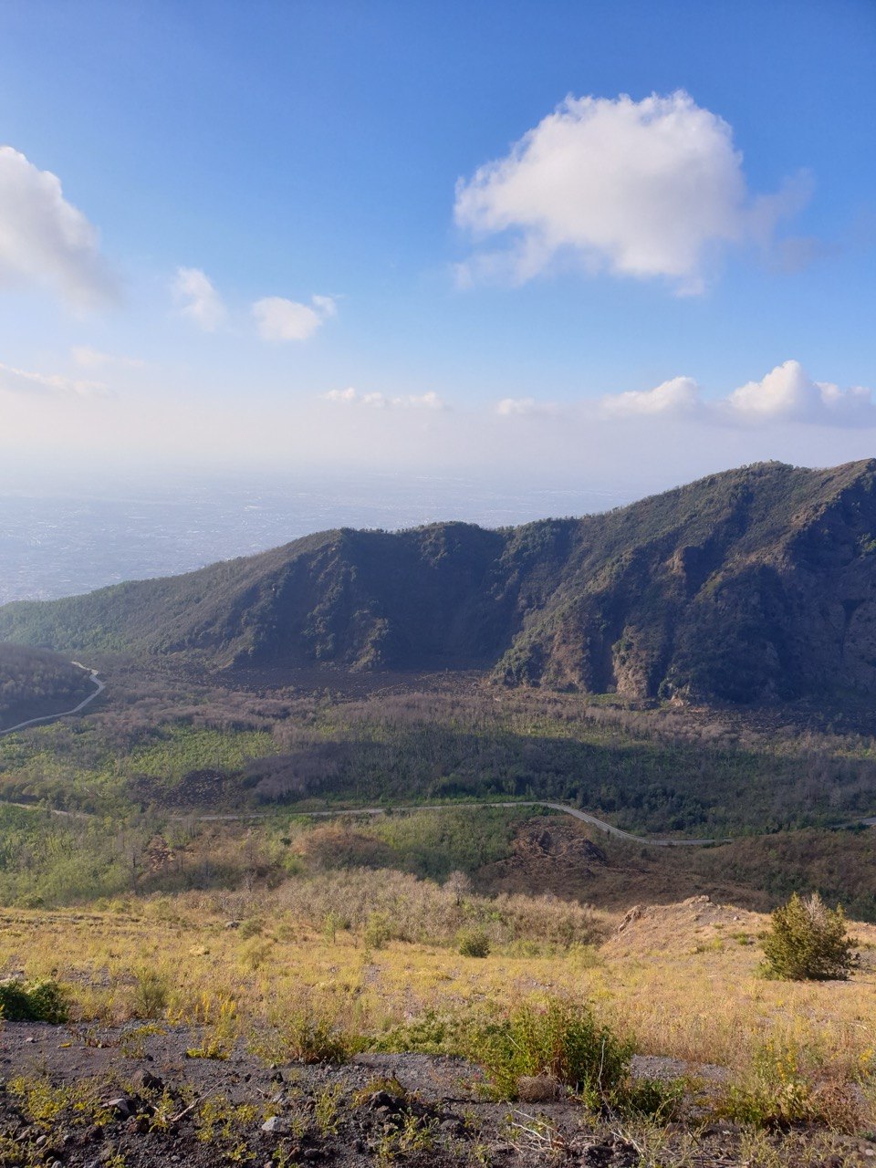 Vistas desde el Vesubio hacia el paisaje volcánico y la bahía de Nápoles.