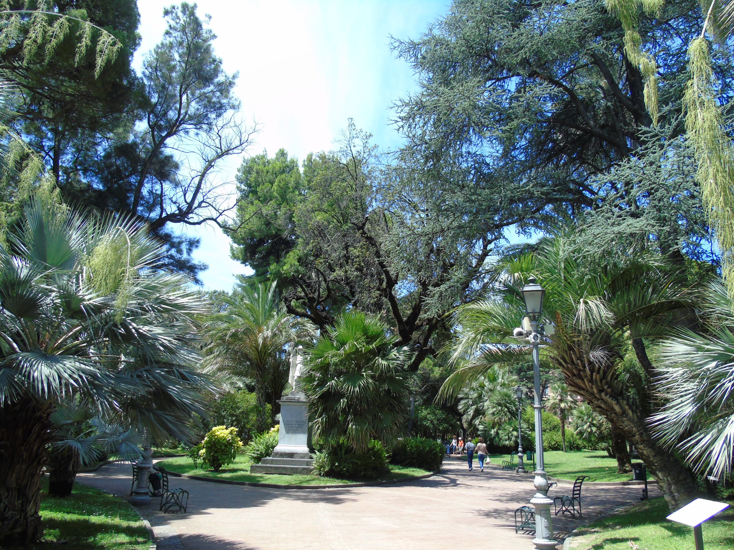 Villa Comunale di Salerno, un jardín histórico con palmeras y zonas verdes.