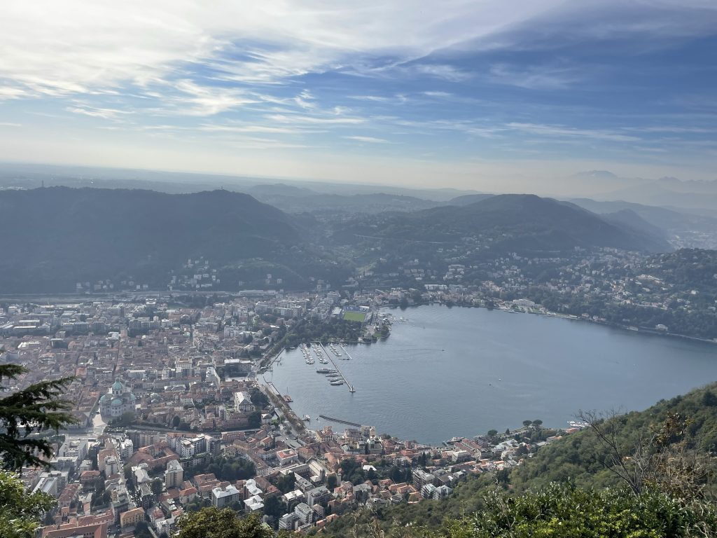 Vistas panorámicas de Como y el Lago di Como desde Brunate con montañas al fondo
