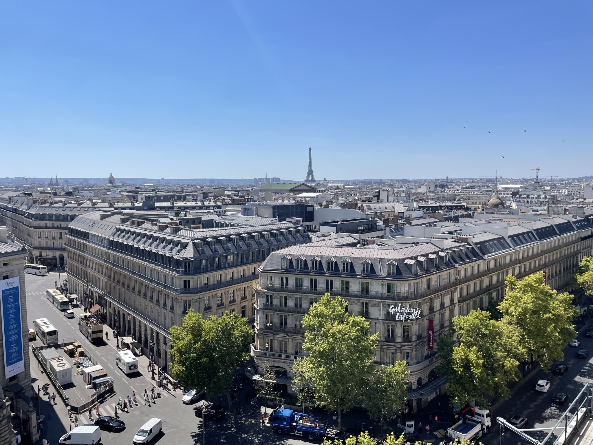 Vistas panorámicas de París desde la terraza de Galerías Lafayette con la Torre Eiffel al fondo
