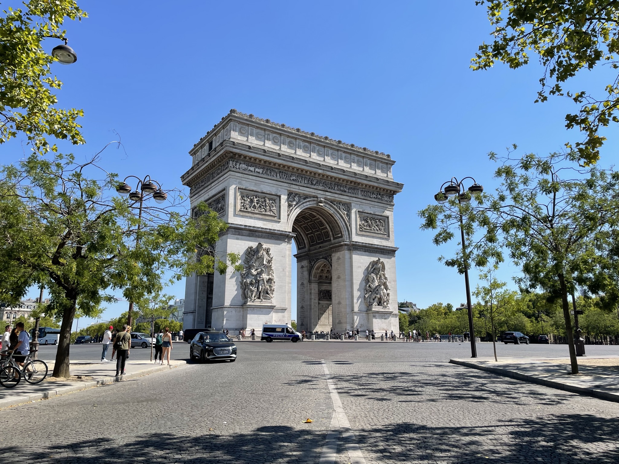 Arco del Triunfo en París, uno de los monumentos imprescindibles que ver en la ciudad