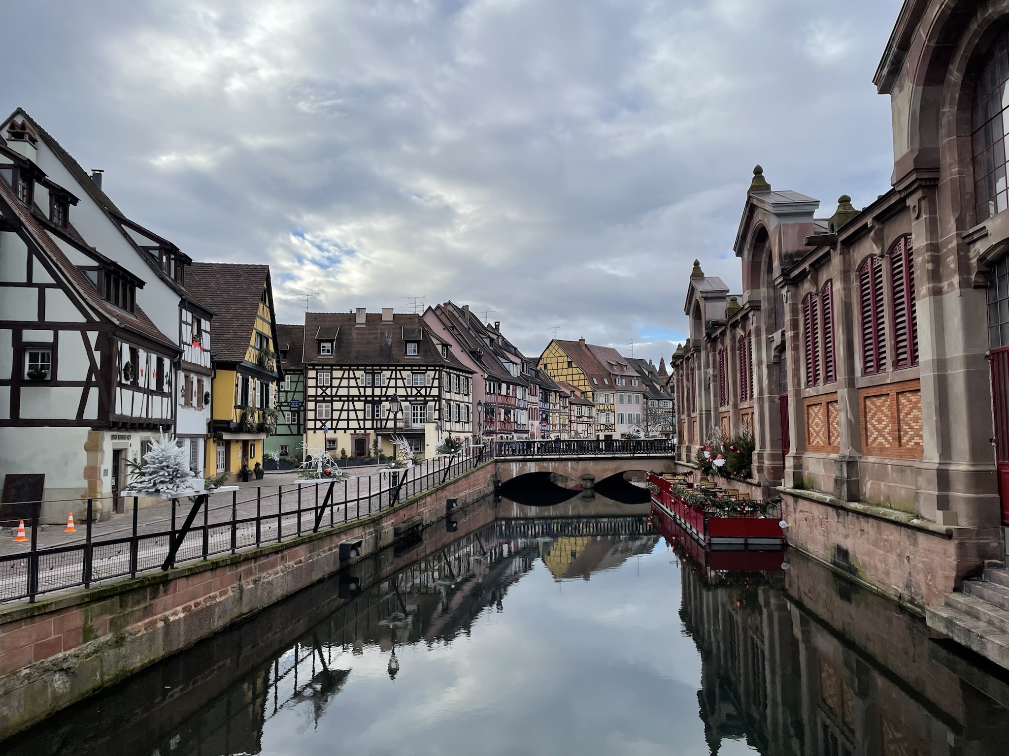 Canales de Colmar con casas alsacianas reflejadas en el agua durante la Navidad en la Alsacia