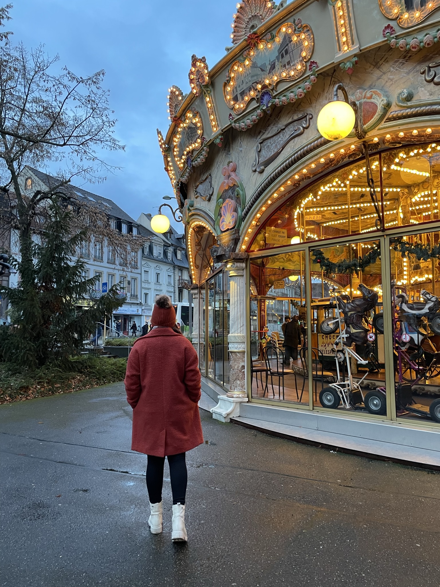 Carrusel iluminado en Colmar durante la Navidad, una de las estampas más bonitas de la Alsacia