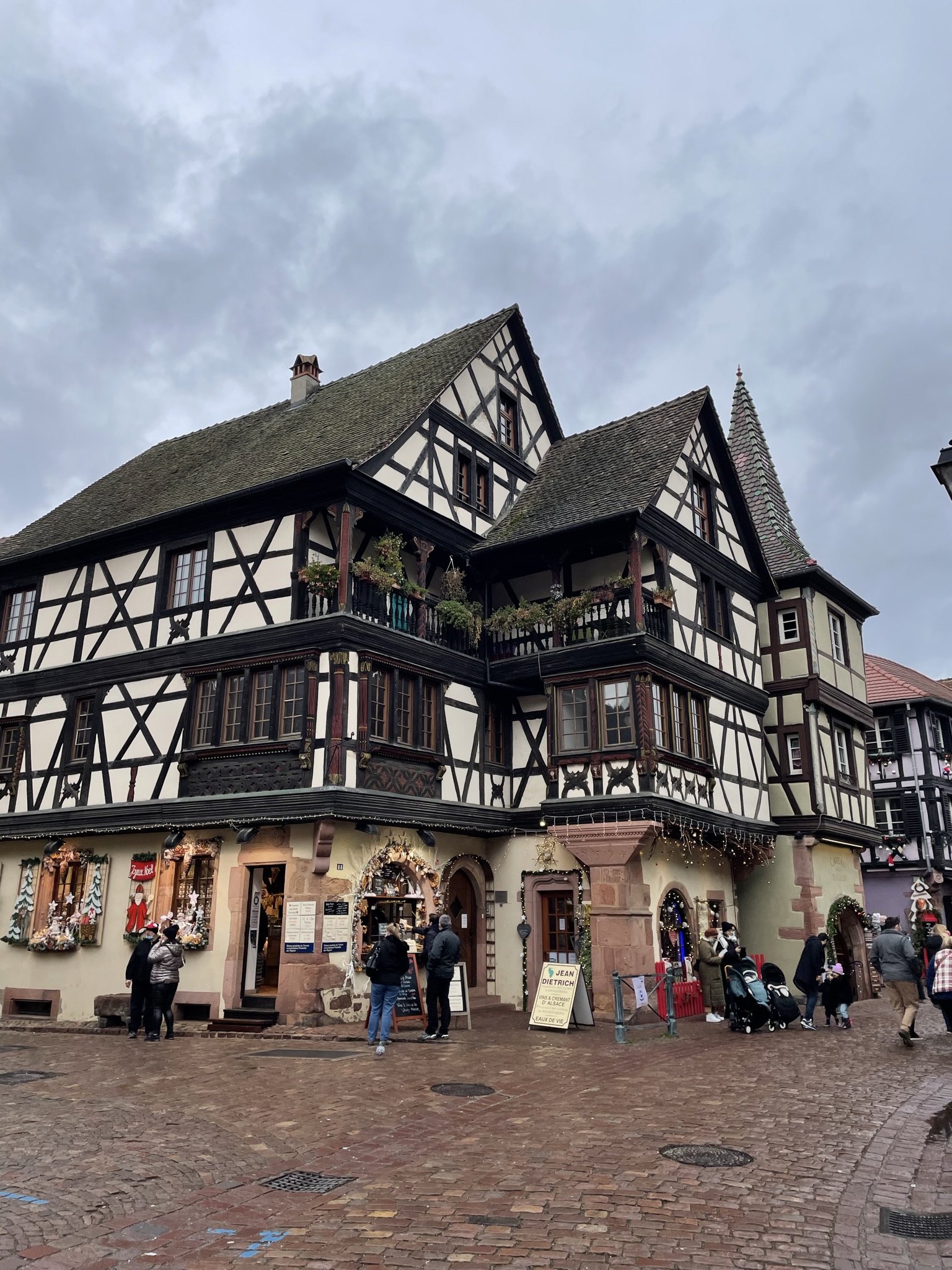 Casa de entramado de madera en Kaysersberg, pueblo imprescindible en una ruta por Alsacia