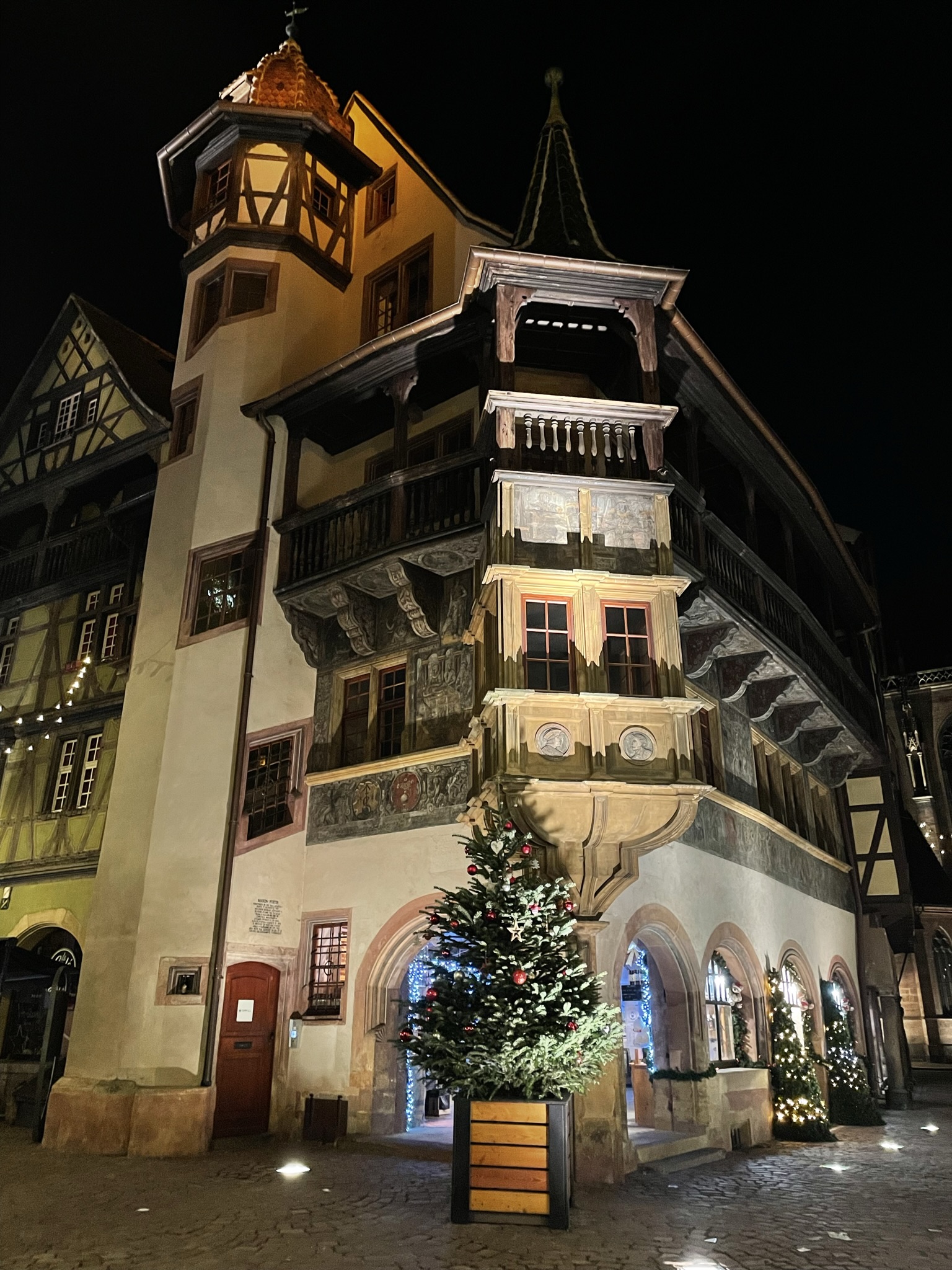 Casa Pfister iluminada de noche en Colmar, uno de los edificios más bonitos de la Alsacia
