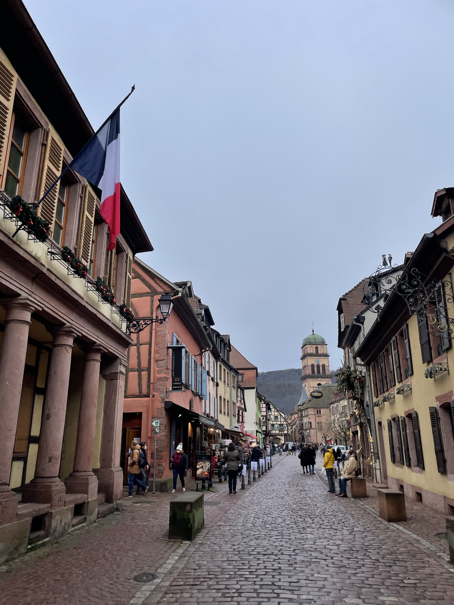 Calle principal de Kaysersberg en Alsacia con casas tradicionales y ambiente de pueblo medieval