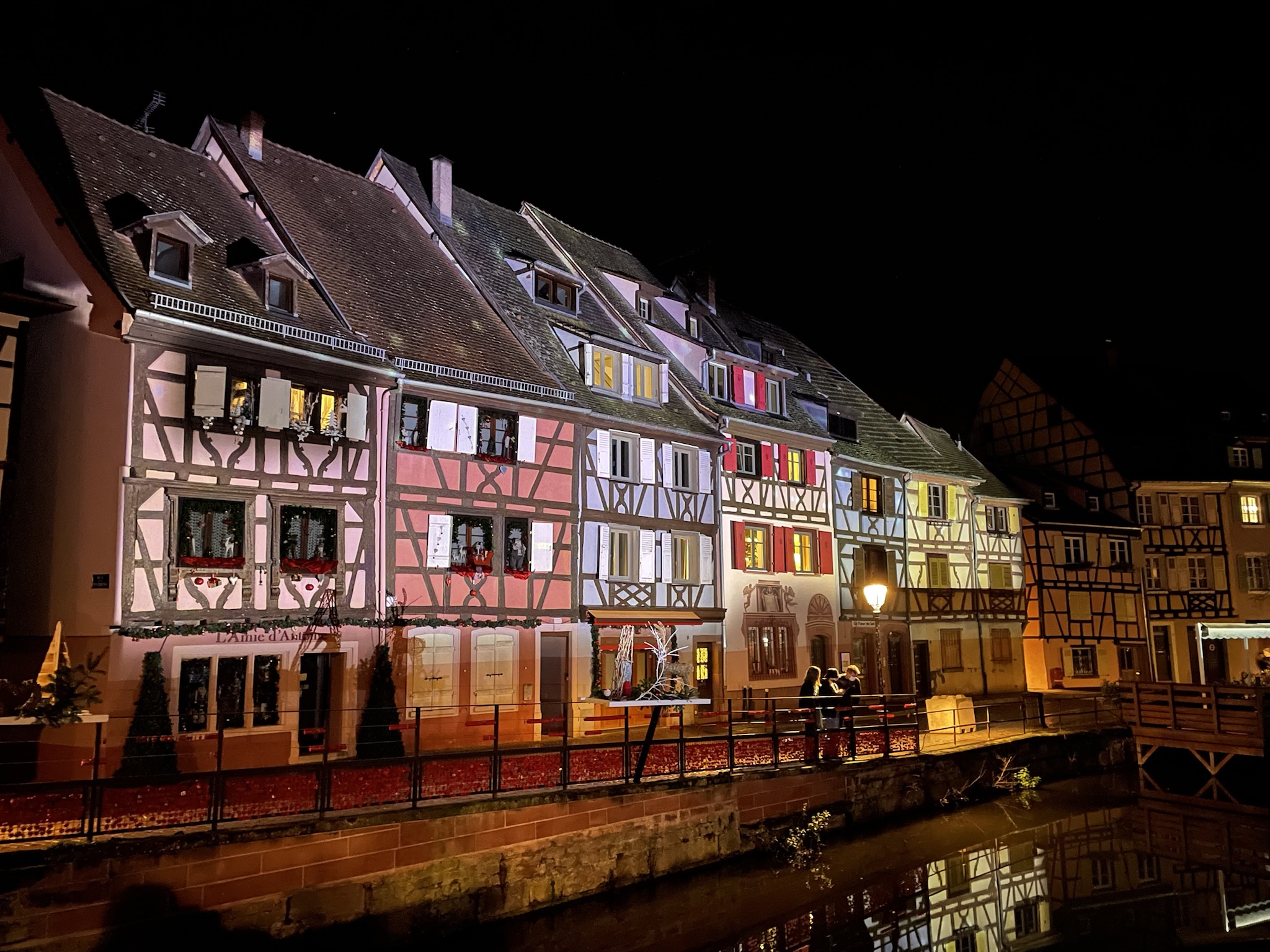 Pequeña Venecia de Colmar iluminada de noche con luces de colores en Navidad