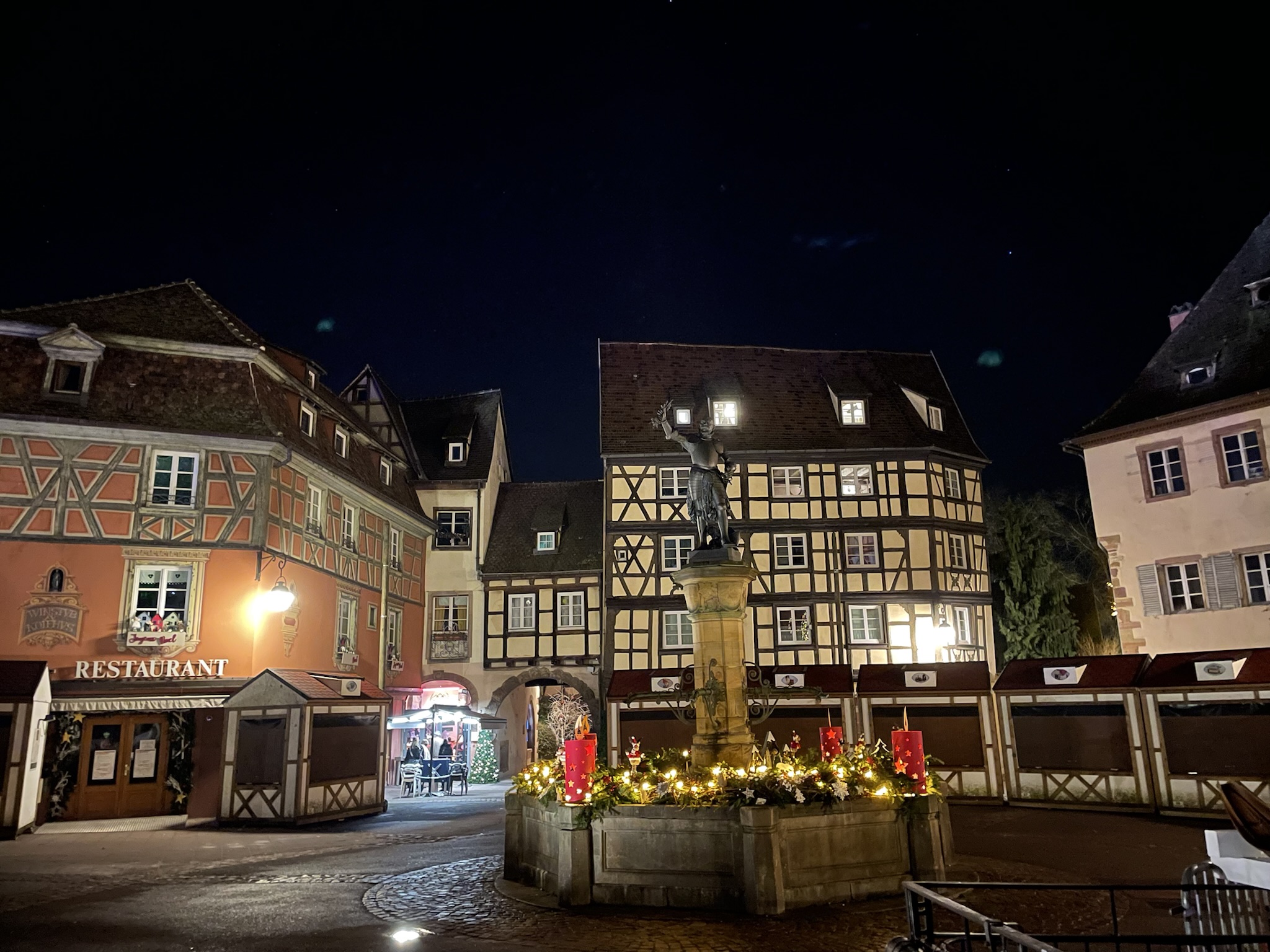 Plaza de Colmar de noche con casas alsacianas, luces de Navidad y ambiente de cuento