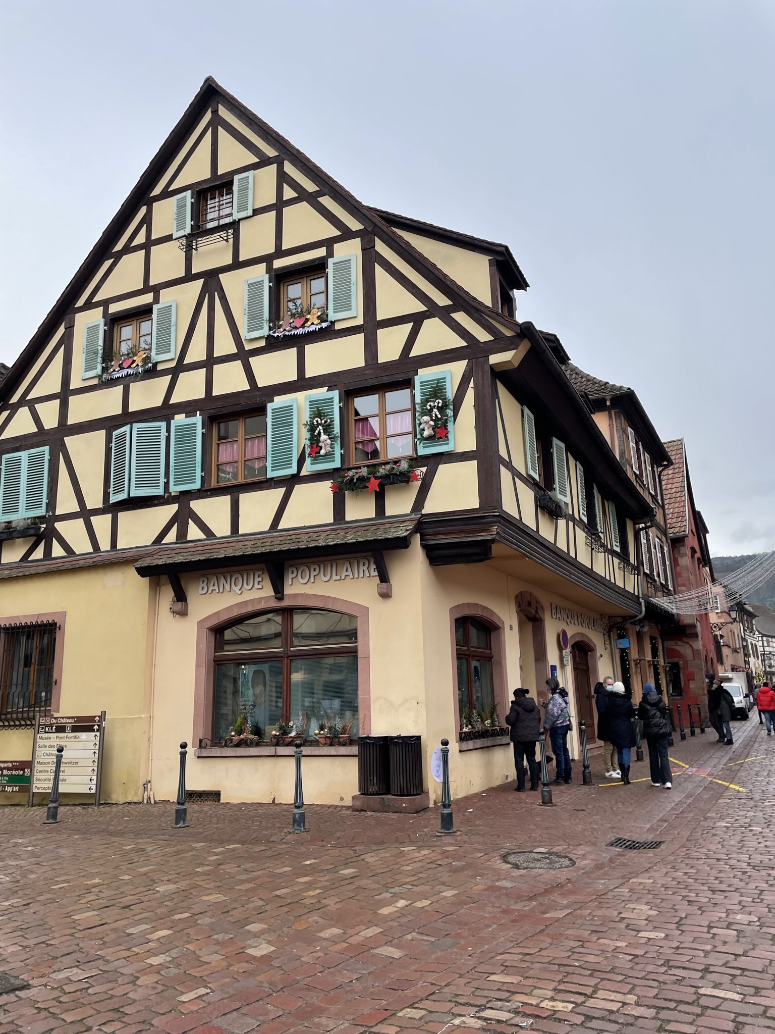 Plaza de Kaysersberg con casas de entramado de madera y arquitectura típica de la Alsacia