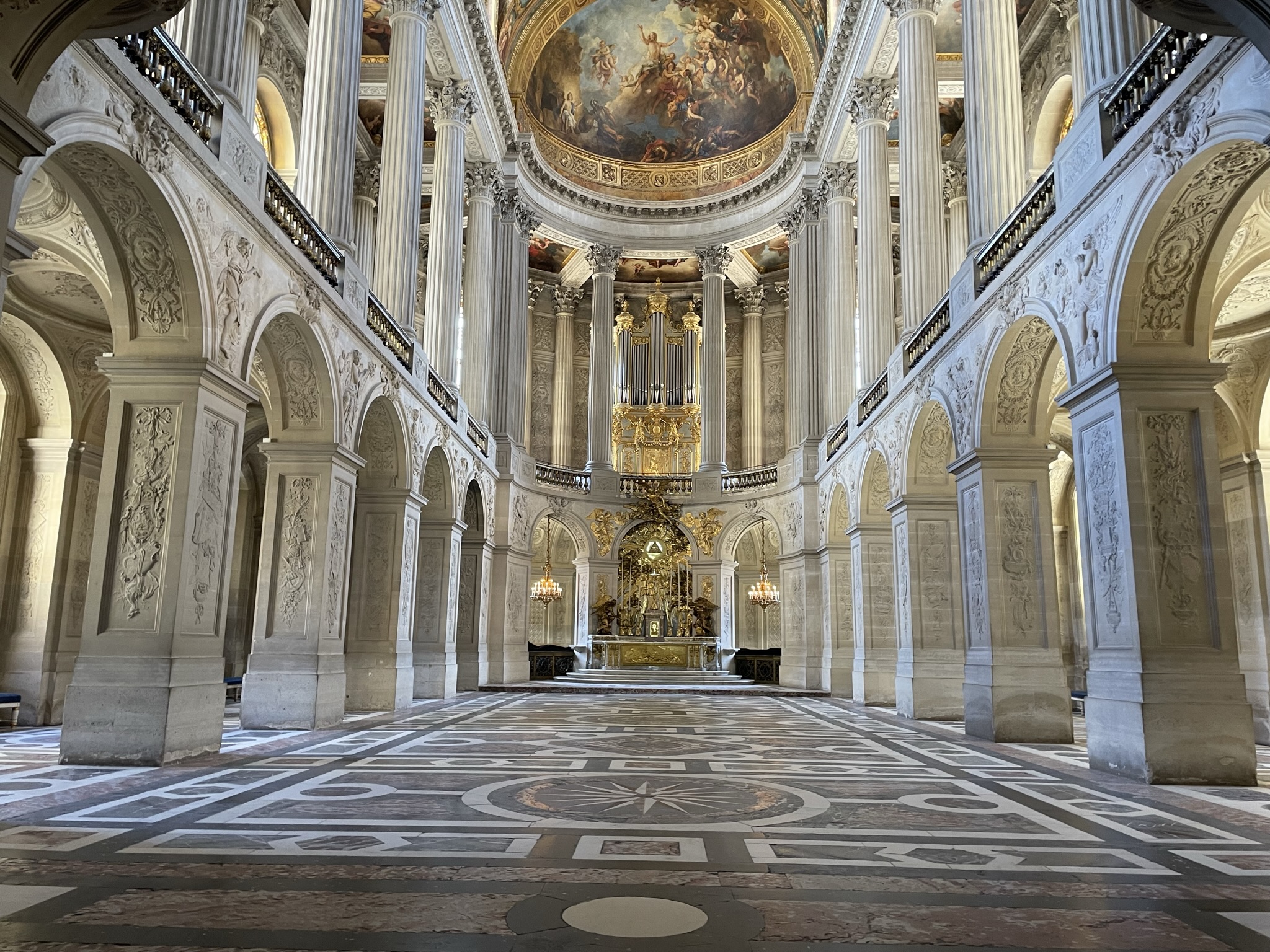 Interior del Palacio de Versalles en una excursión desde París