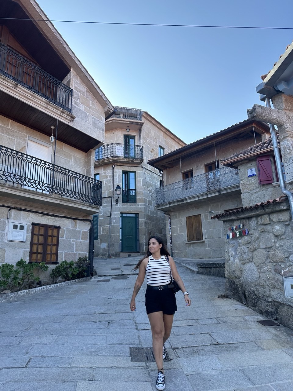 Calle de Combarro con chica