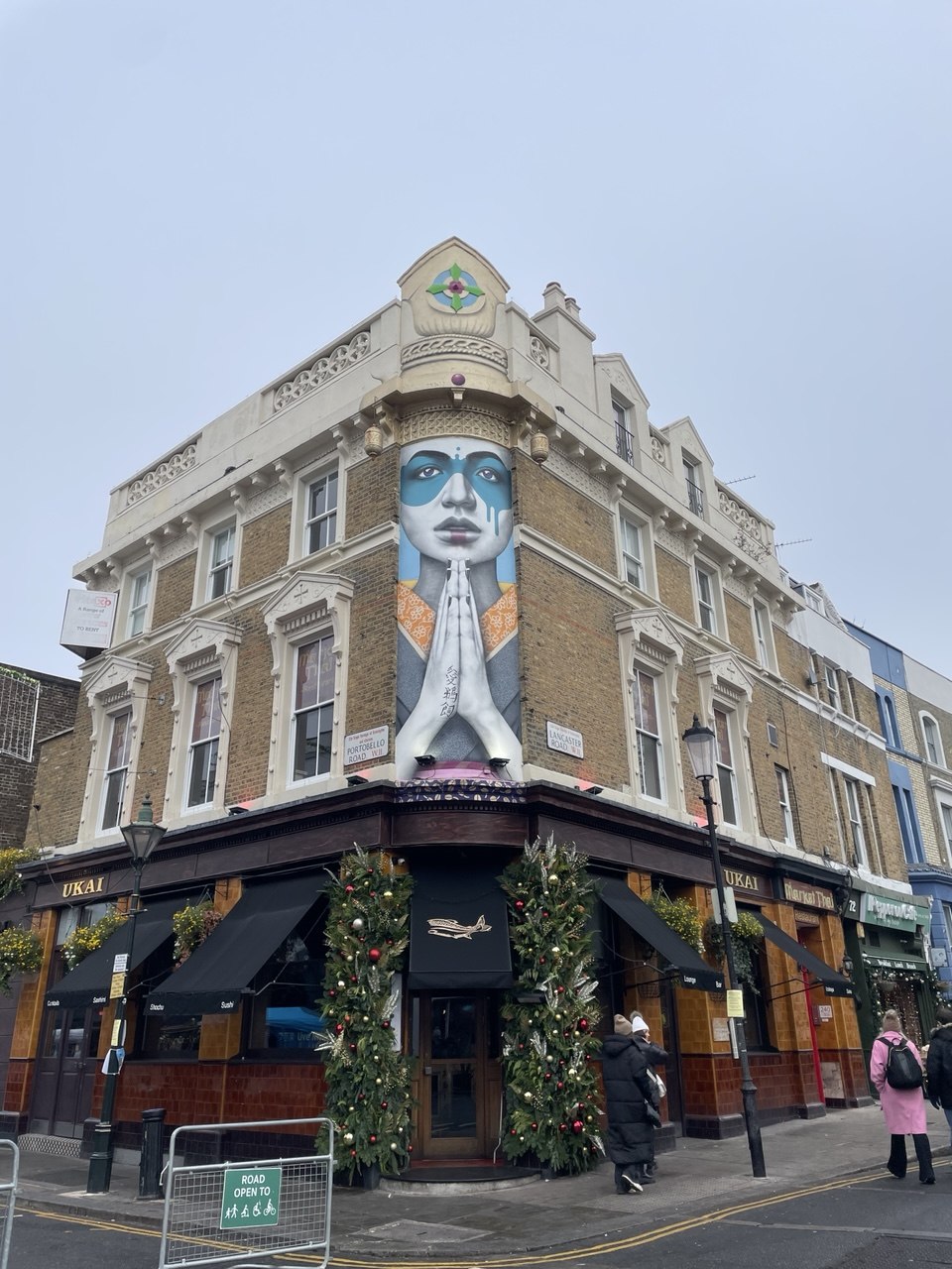 Edificio decorado por Navidad en Portobello Road en Londres