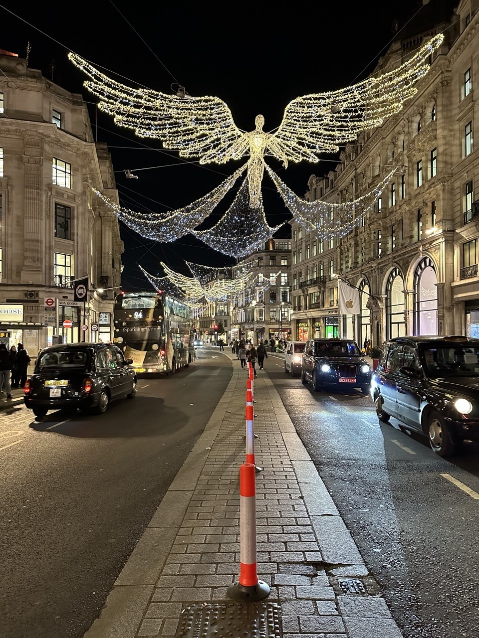 Luces de Navidad en Regent Street con sus famosos ángeles iluminados
