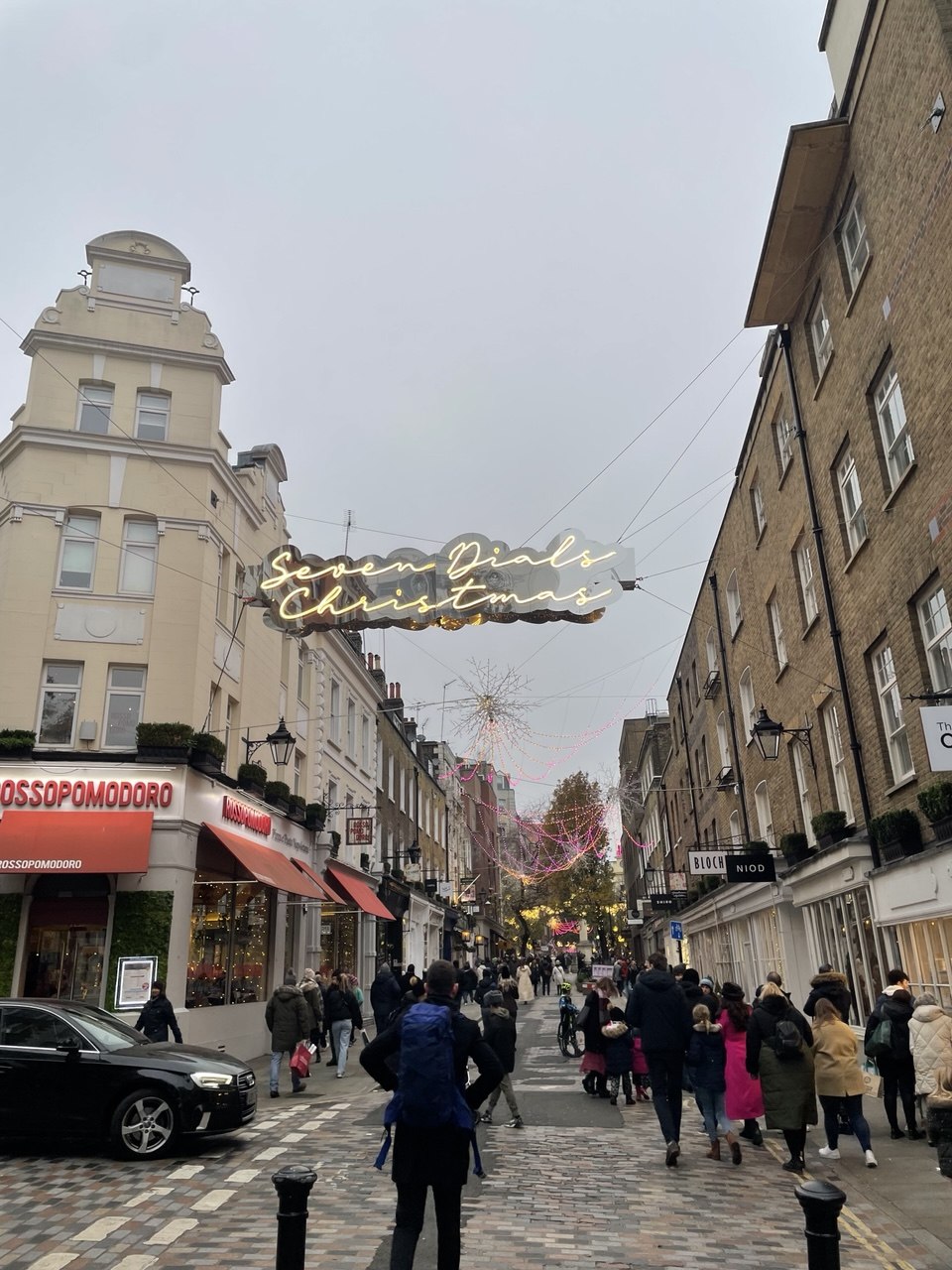 Decoración de Navidad en Seven Dials en el centro de Londres