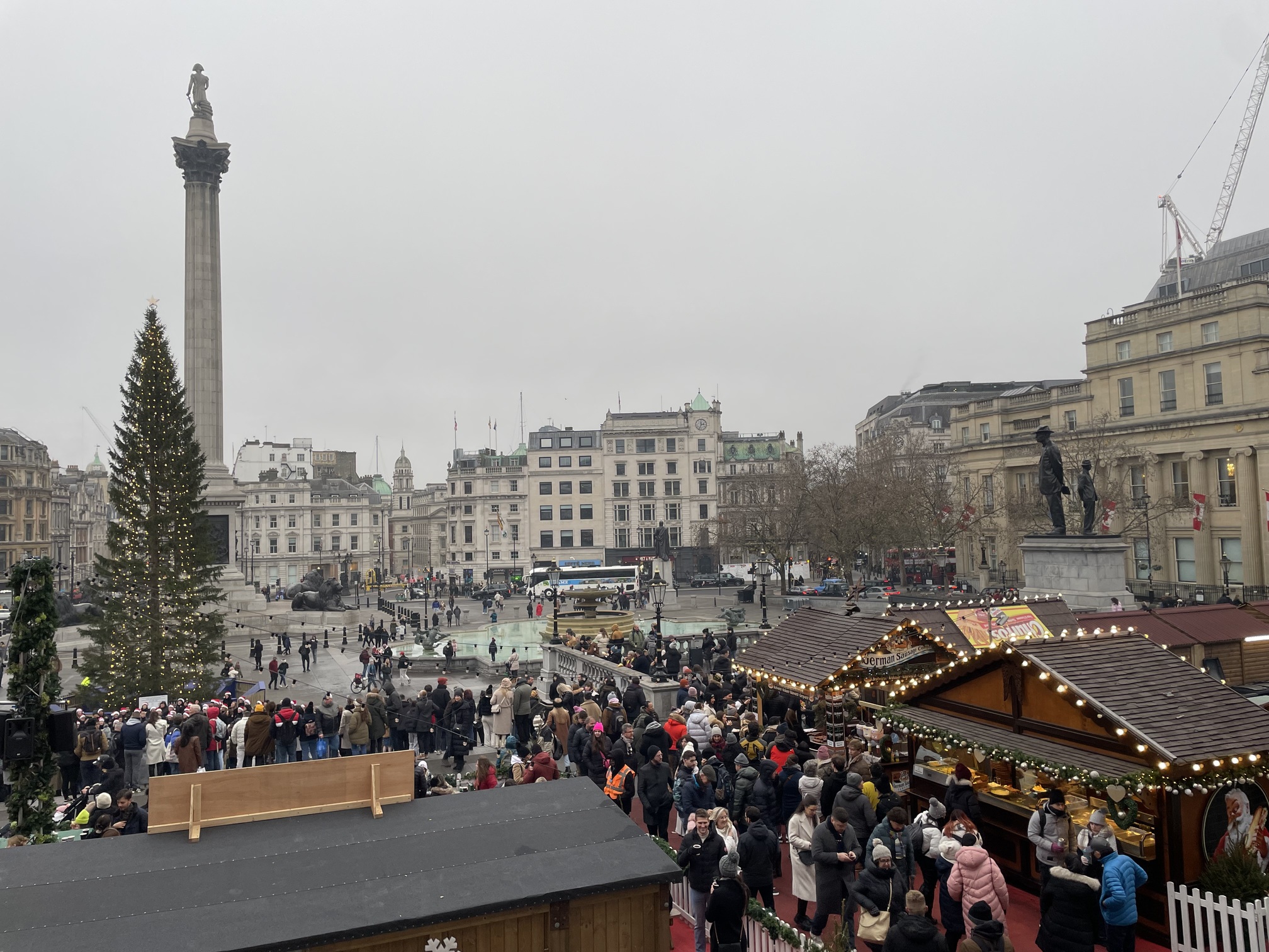 Trafalgar square con mercadillo navideño en Londres