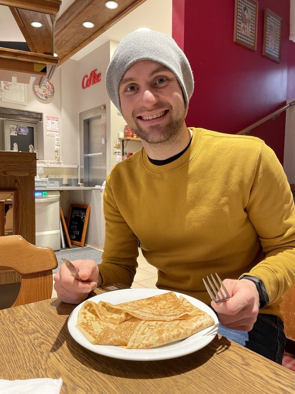 Foto de Alex comiendo algo típico en la Alsacia