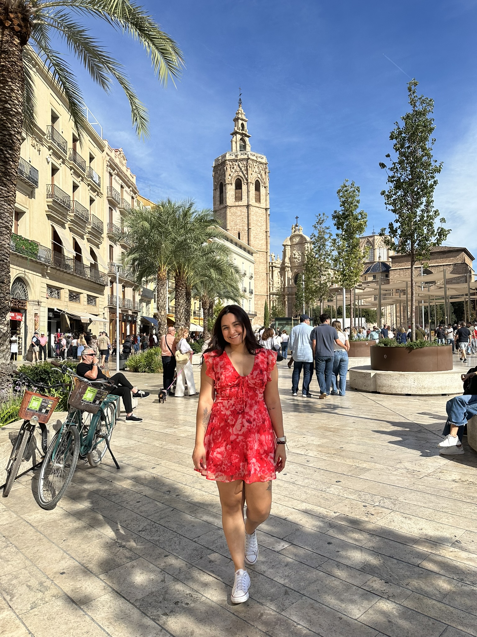 Catedral de Valencia y Miguelete con chica en portada
