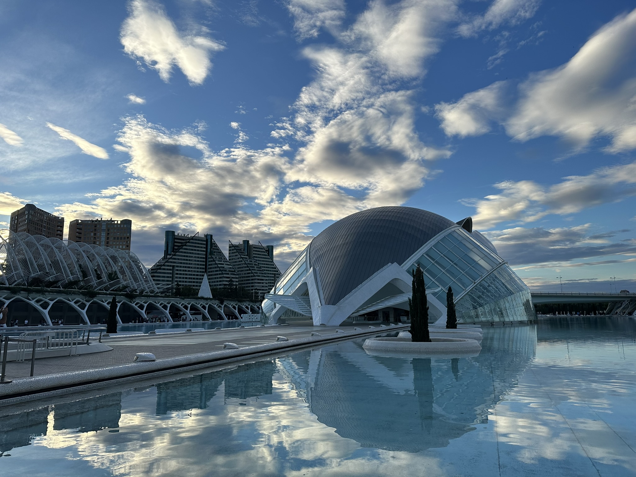 Ciudad de las artes y las ciencias en Valencia foto postal con nubes