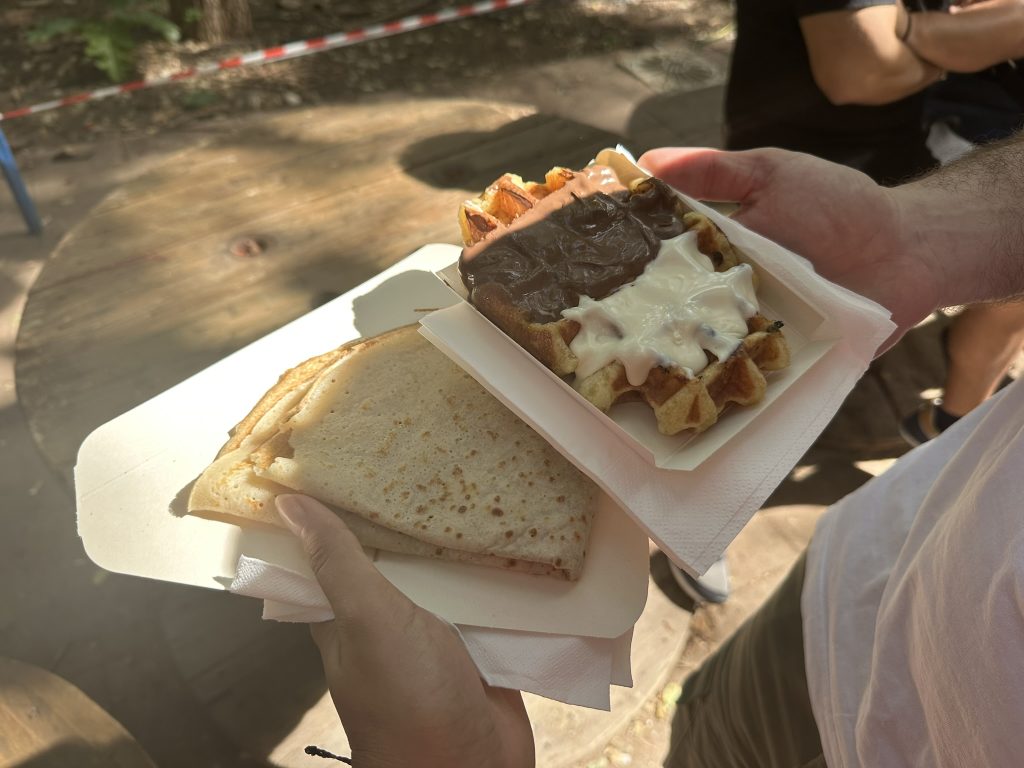 Comida en el mercadillo del jardín del Turia en Valencia