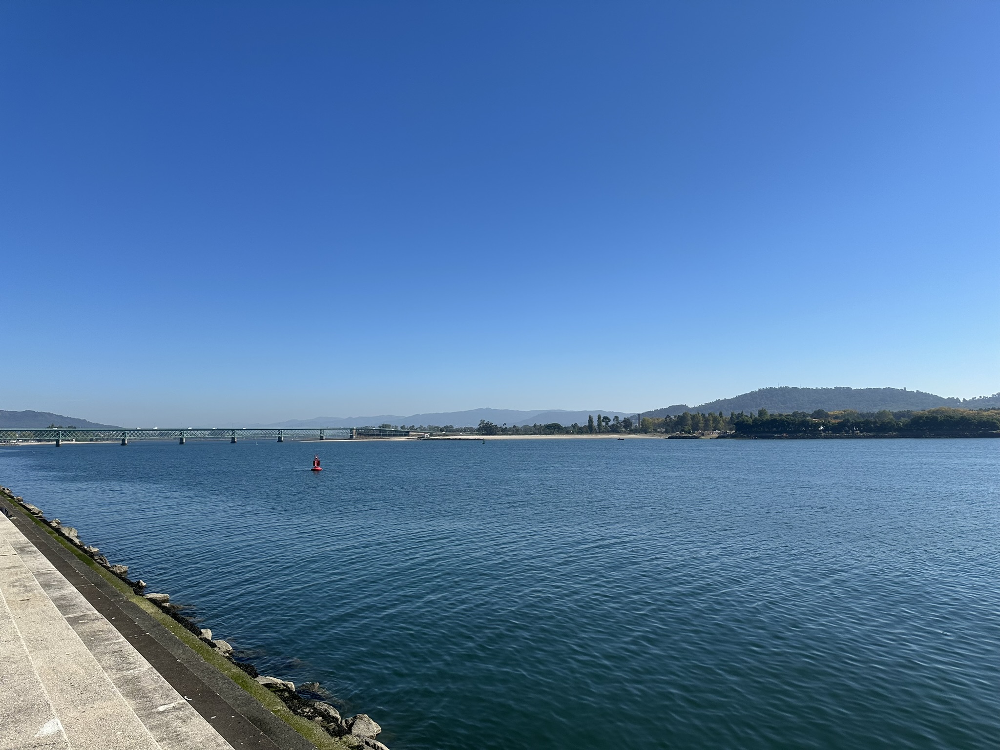 Paseo junto al río en Viana do Castelo